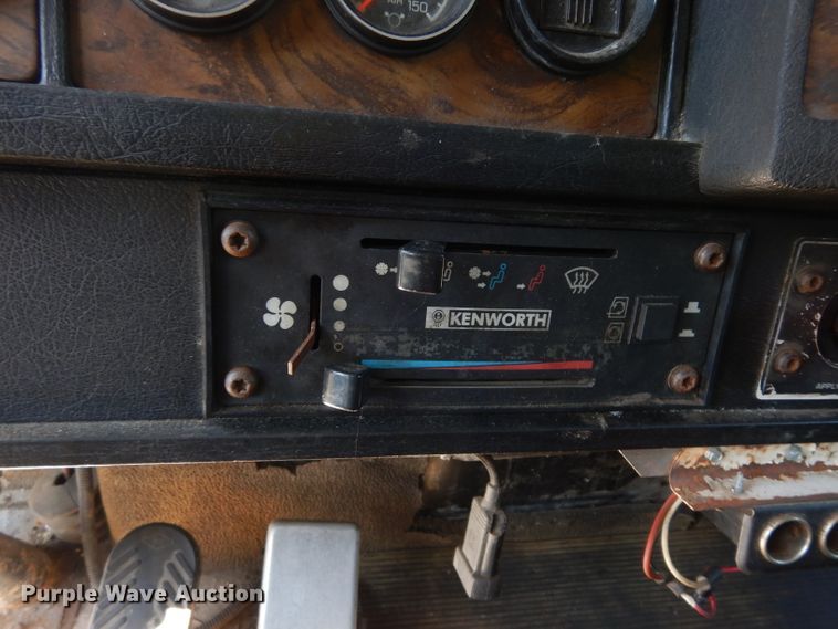 image for item DG6392 1996 Kenworth T800 semi truck