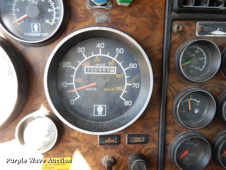 image for item DG6392 1996 Kenworth T800 semi truck