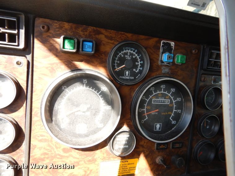 image for item DG6392 1996 Kenworth T800 semi truck