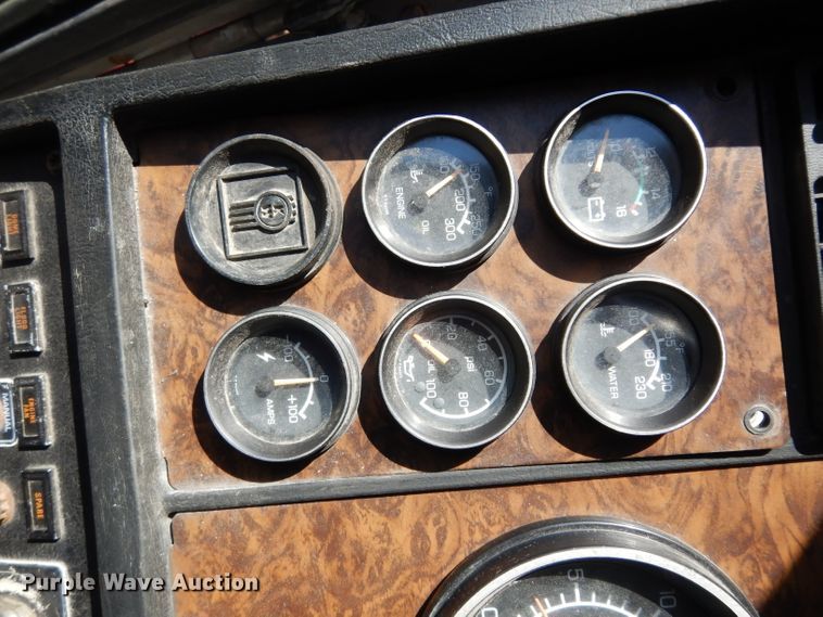 image for item DG6392 1996 Kenworth T800 semi truck