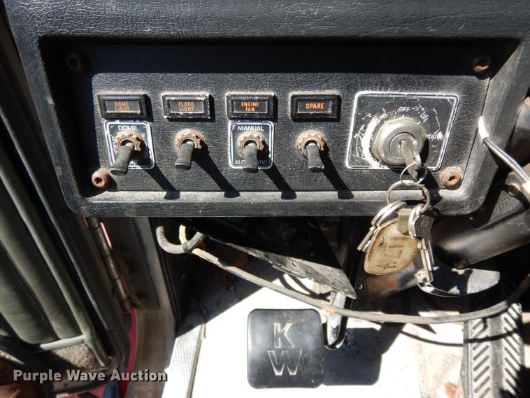 image for item DG6392 1996 Kenworth T800 semi truck