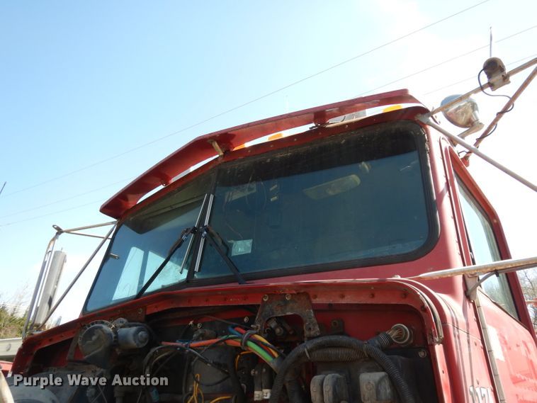 image for item DG6392 1996 Kenworth T800 semi truck