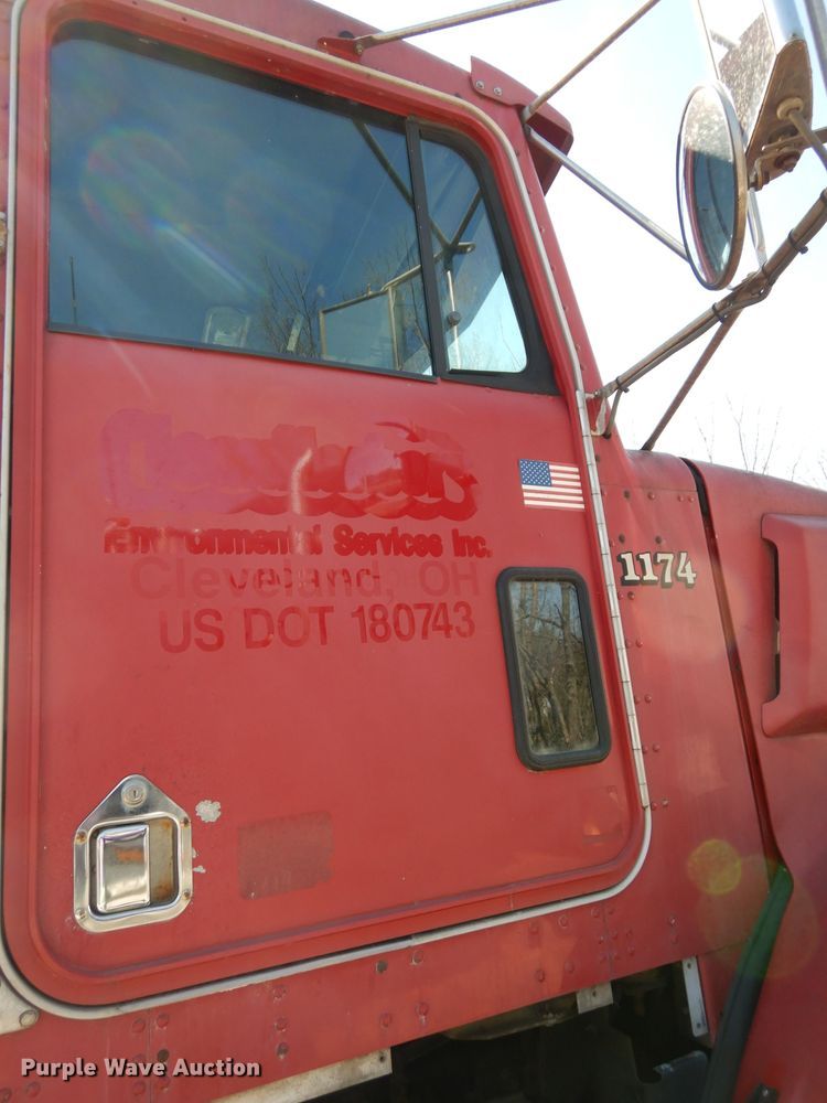 image for item DG6392 1996 Kenworth T800 semi truck