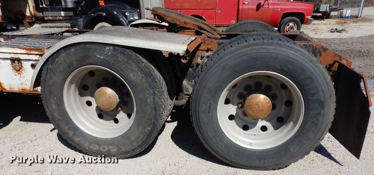 image for item DG6392 1996 Kenworth T800 semi truck