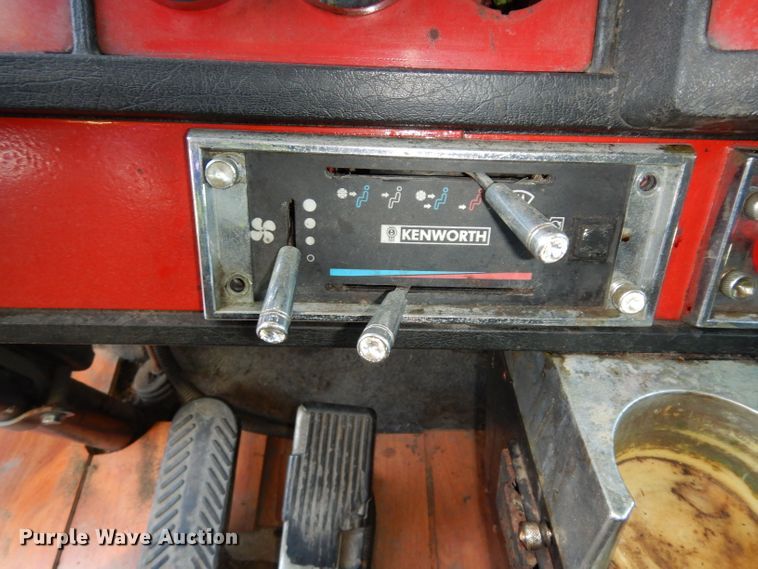 image for item DG6395 1995 Kenworth T600 semi truck