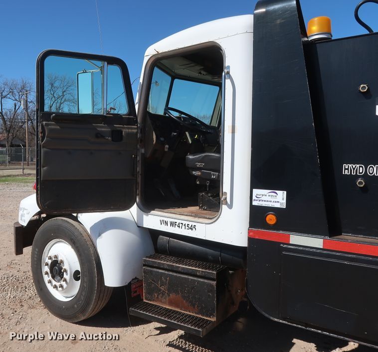 image for item DG7134 1998 Peterbilt 330 service truck