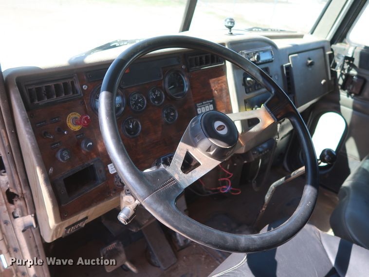 image for item DG7134 1998 Peterbilt 330 service truck