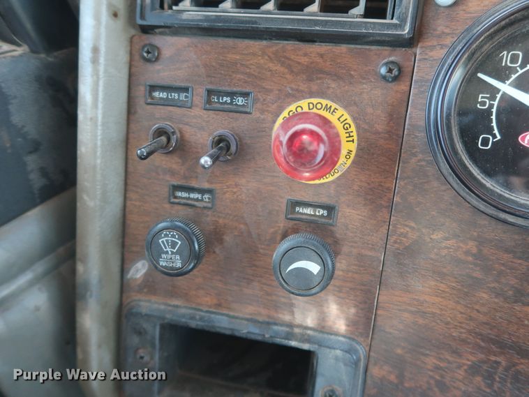 image for item DG7134 1998 Peterbilt 330 service truck