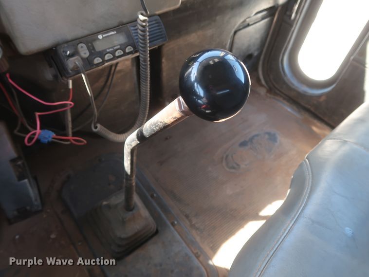 image for item DG7134 1998 Peterbilt 330 service truck