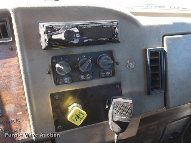 image for item DG7134 1998 Peterbilt 330 service truck