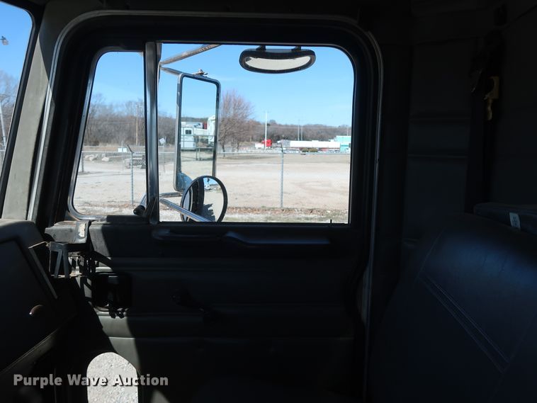 image for item DG7134 1998 Peterbilt 330 service truck