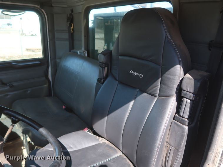 image for item DG7134 1998 Peterbilt 330 service truck