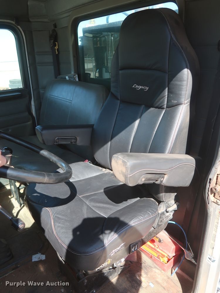 image for item DG7134 1998 Peterbilt 330 service truck