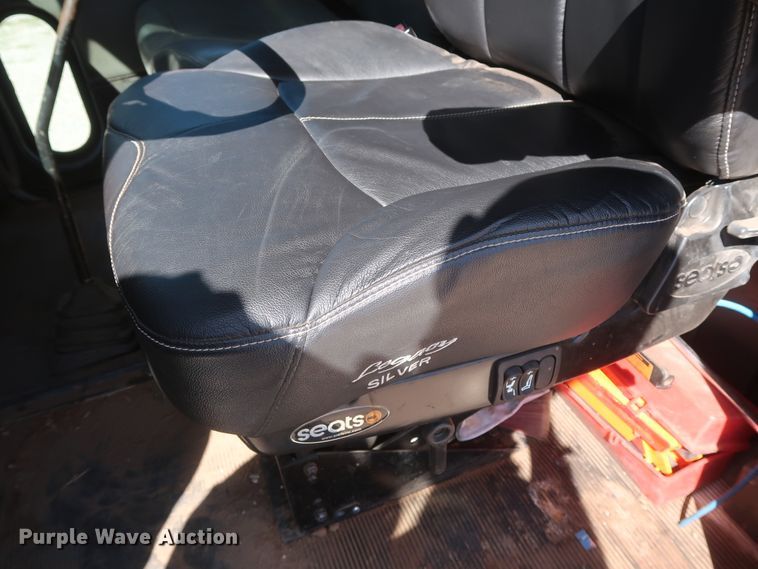 image for item DG7134 1998 Peterbilt 330 service truck