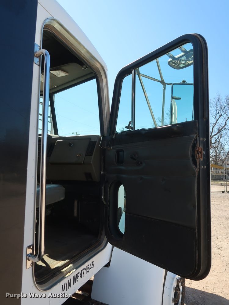 image for item DG7134 1998 Peterbilt 330 service truck