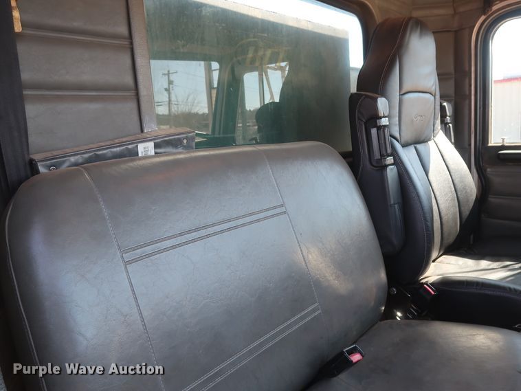 image for item DG7134 1998 Peterbilt 330 service truck