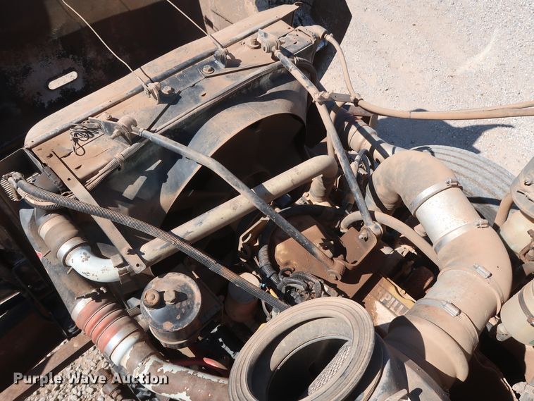 image for item DG7134 1998 Peterbilt 330 service truck