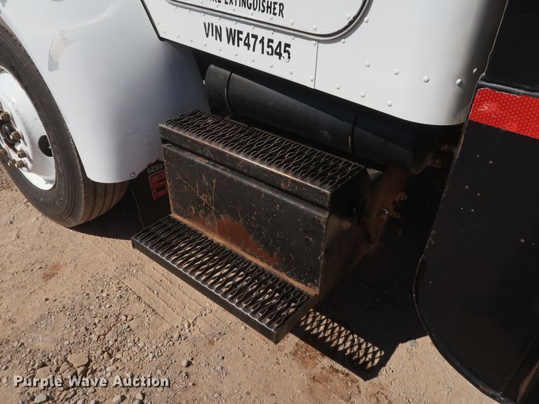 image for item DG7134 1998 Peterbilt 330 service truck