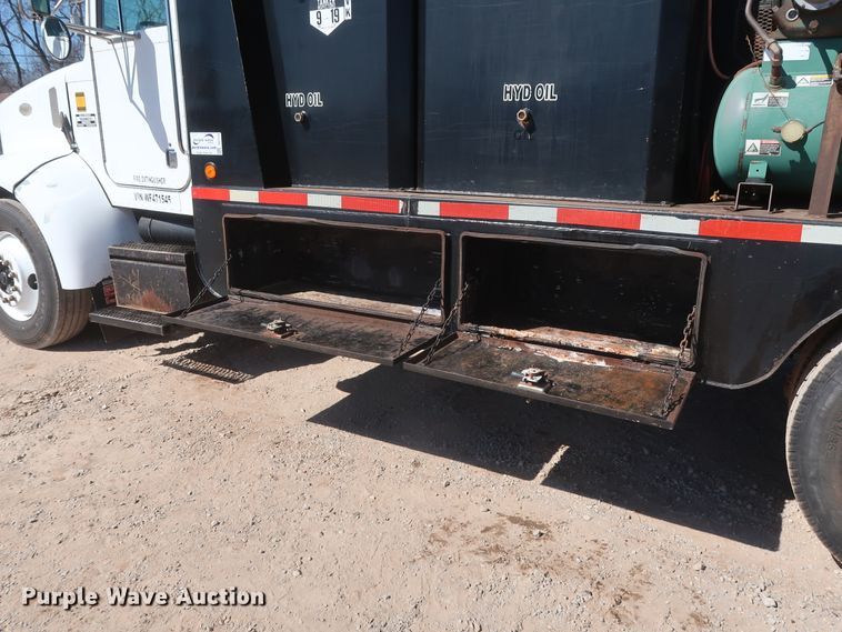 image for item DG7134 1998 Peterbilt 330 service truck