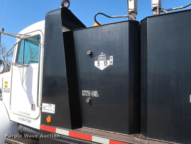 image for item DG7134 1998 Peterbilt 330 service truck