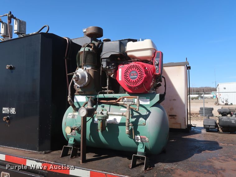 image for item DG7134 1998 Peterbilt 330 service truck