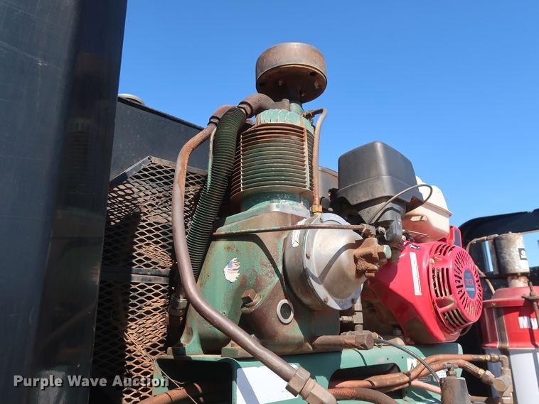 image for item DG7134 1998 Peterbilt 330 service truck