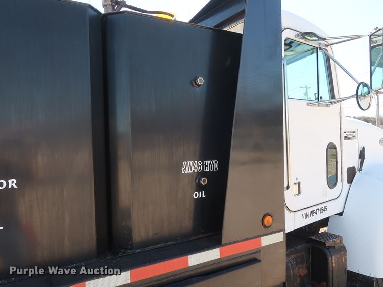 image for item DG7134 1998 Peterbilt 330 service truck