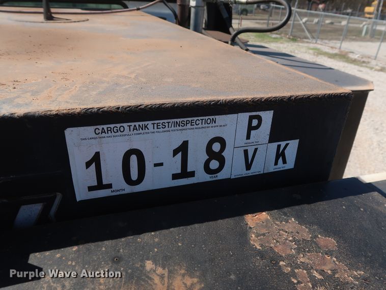 image for item DG7134 1998 Peterbilt 330 service truck