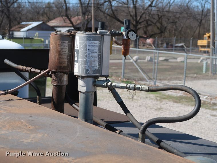 image for item DG7134 1998 Peterbilt 330 service truck