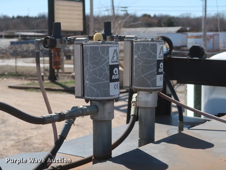 image for item DG7134 1998 Peterbilt 330 service truck