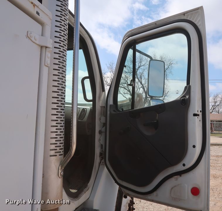 image for item DG7135 2007 Freightliner Business Class M2 service truck with crane