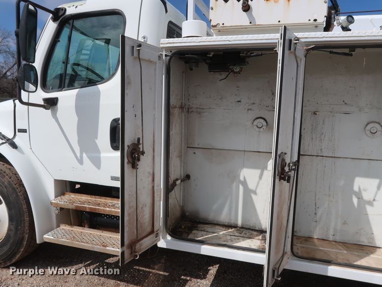 image for item DG7135 2007 Freightliner Business Class M2 service truck with crane