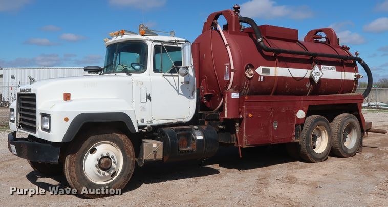image for item DG7157 1995 Mack RD690S tank truck