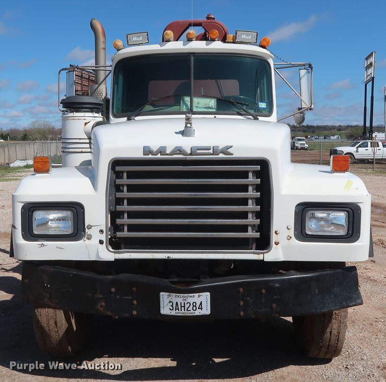image for item DG7157 1995 Mack RD690S tank truck