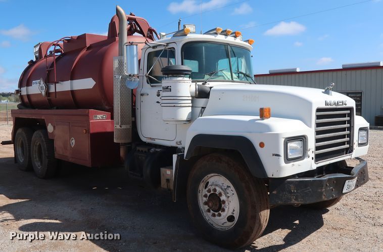 image for item DG7157 1995 Mack RD690S tank truck