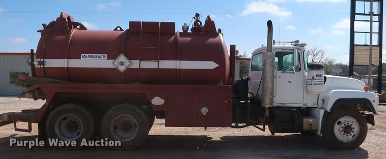 image for item DG7157 1995 Mack RD690S tank truck
