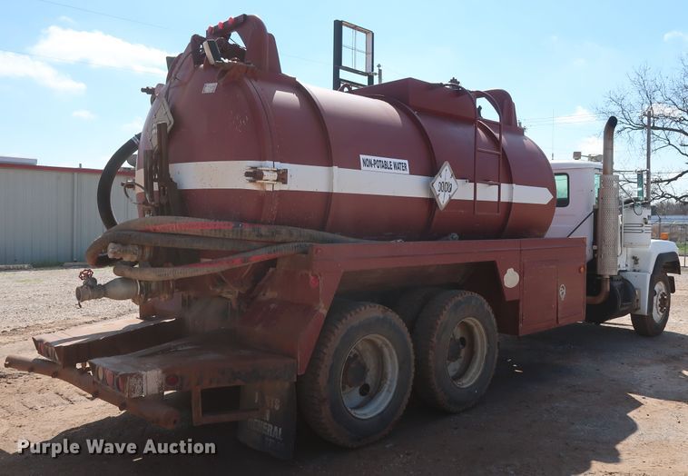 image for item DG7157 1995 Mack RD690S tank truck
