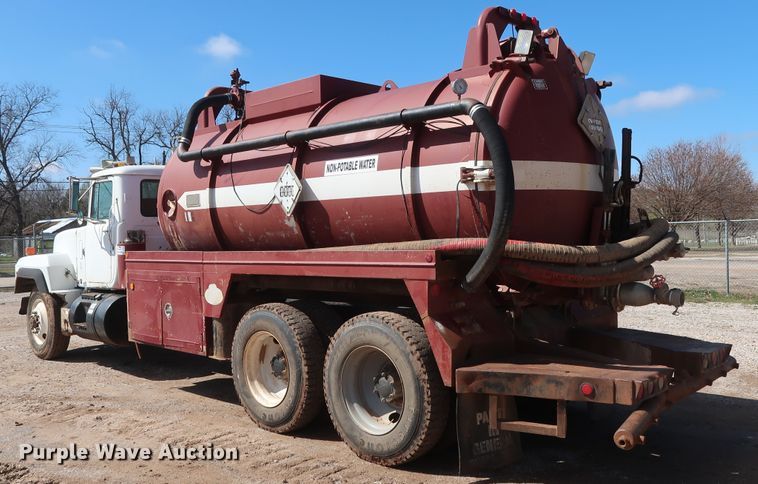 image for item DG7157 1995 Mack RD690S tank truck