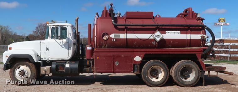 image for item DG7157 1995 Mack RD690S tank truck