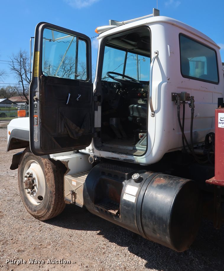 image for item DG7157 1995 Mack RD690S tank truck