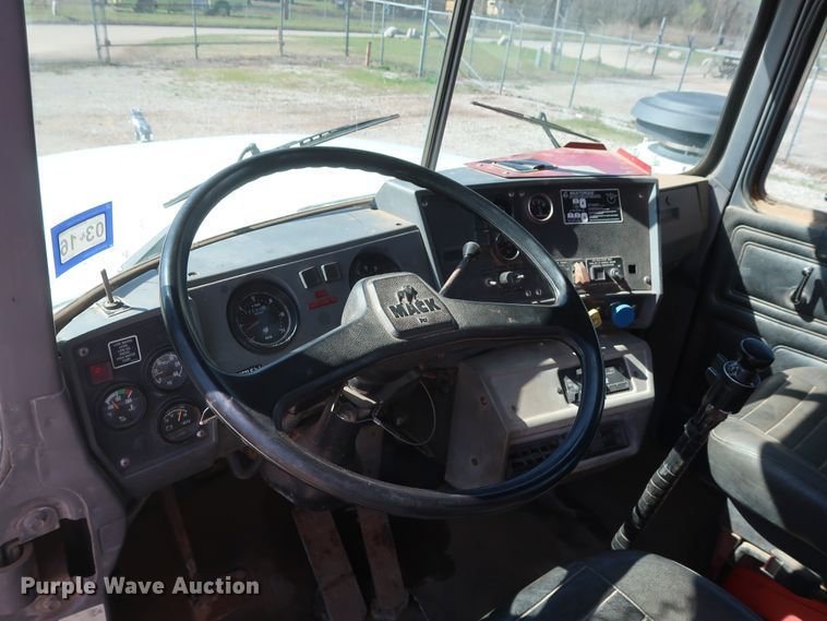 image for item DG7157 1995 Mack RD690S tank truck