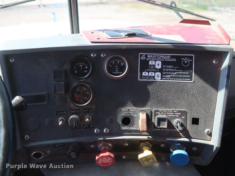 image for item DG7157 1995 Mack RD690S tank truck