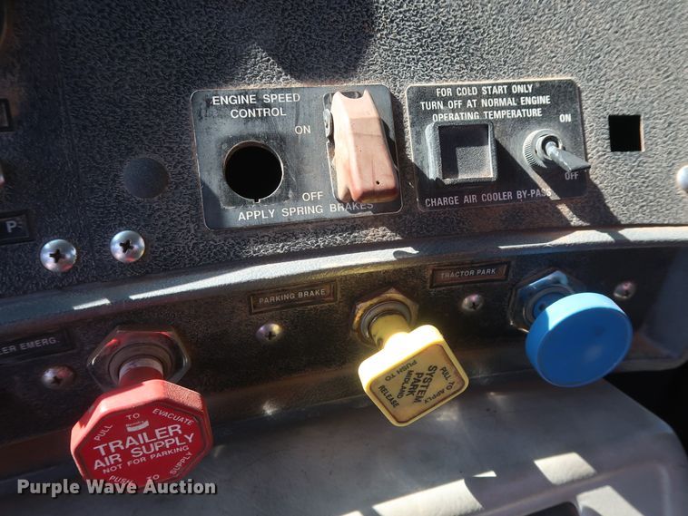 image for item DG7157 1995 Mack RD690S tank truck