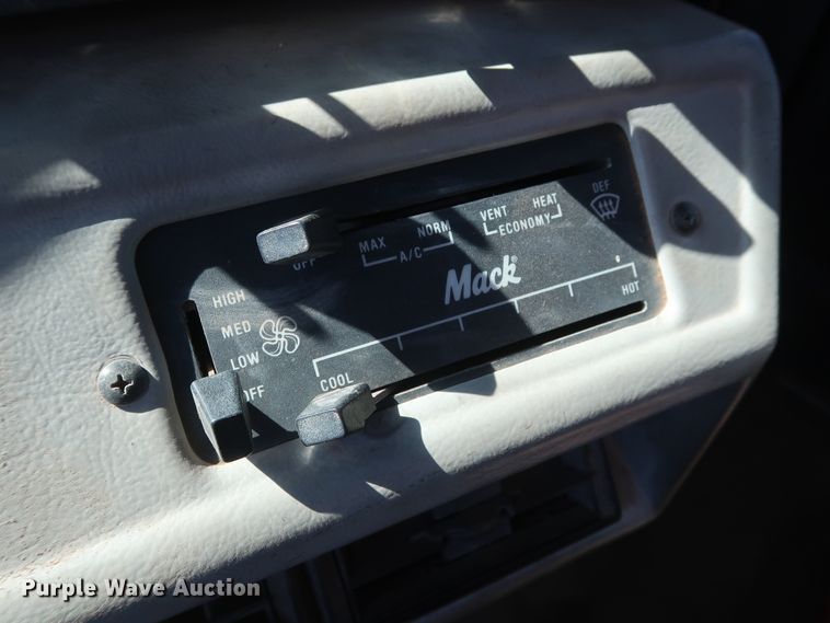 image for item DG7157 1995 Mack RD690S tank truck