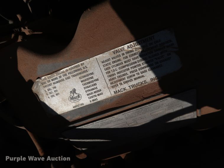 image for item DG7157 1995 Mack RD690S tank truck