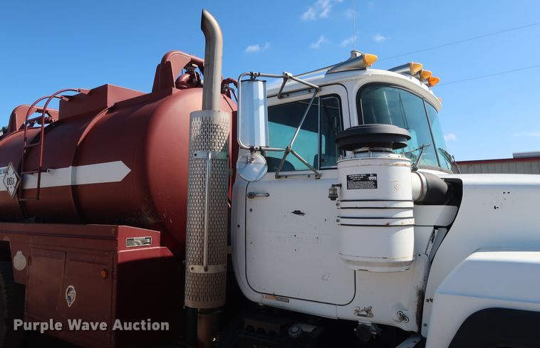 image for item DG7157 1995 Mack RD690S tank truck