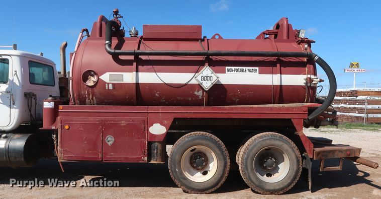 image for item DG7157 1995 Mack RD690S tank truck