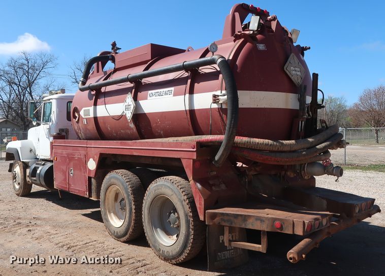 image for item DG7157 1995 Mack RD690S tank truck