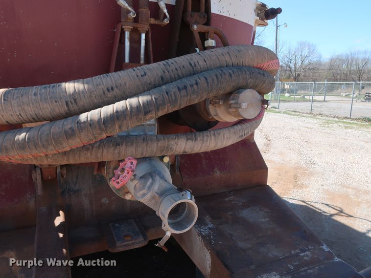 image for item DG7157 1995 Mack RD690S tank truck