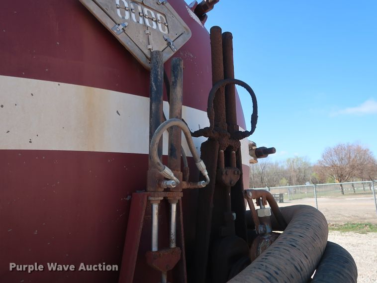 image for item DG7157 1995 Mack RD690S tank truck